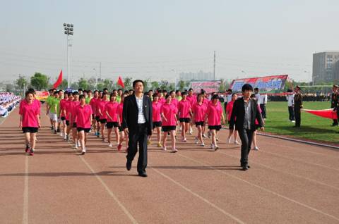 师范教育系代表队入场