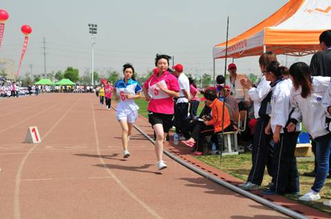 师范教育系运动员在比赛中
