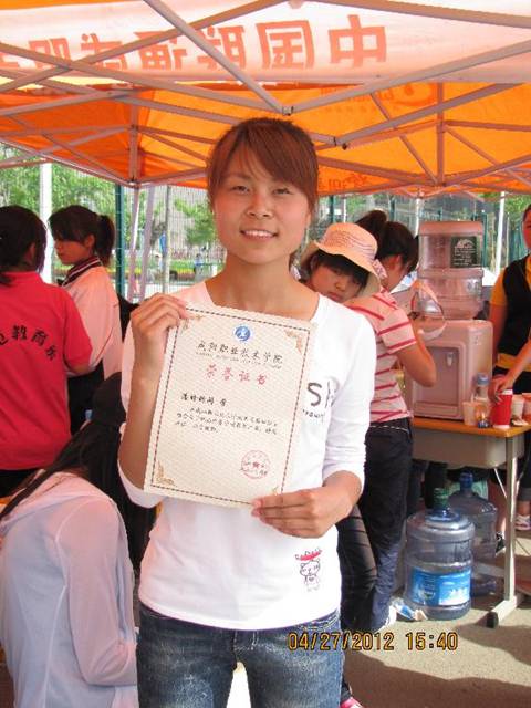 师范教育系运动员潘盼盼获得女子跳高第二名